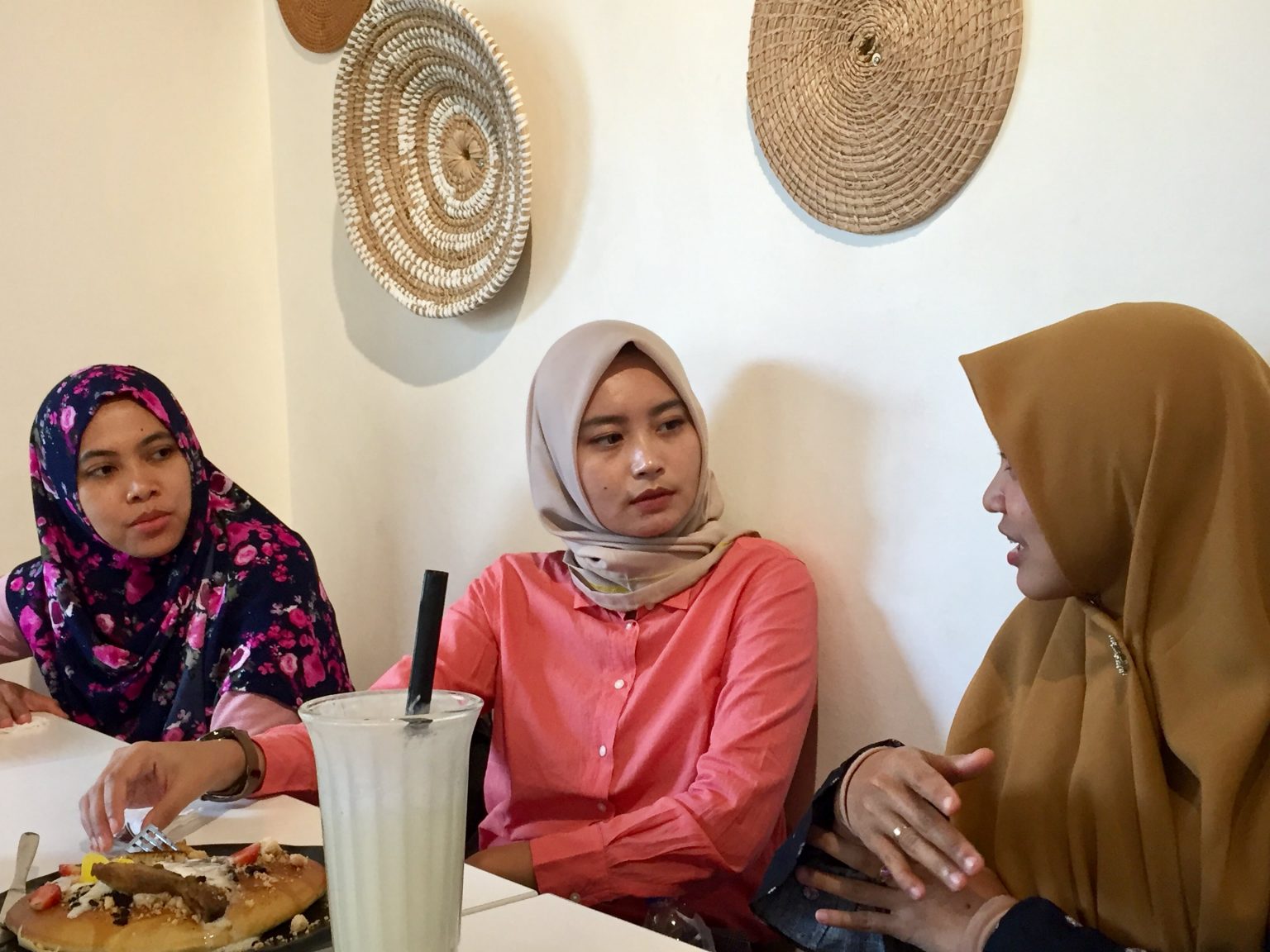 Bu Tisa elaborates on Bu Dewi's point about kids' tantrums.