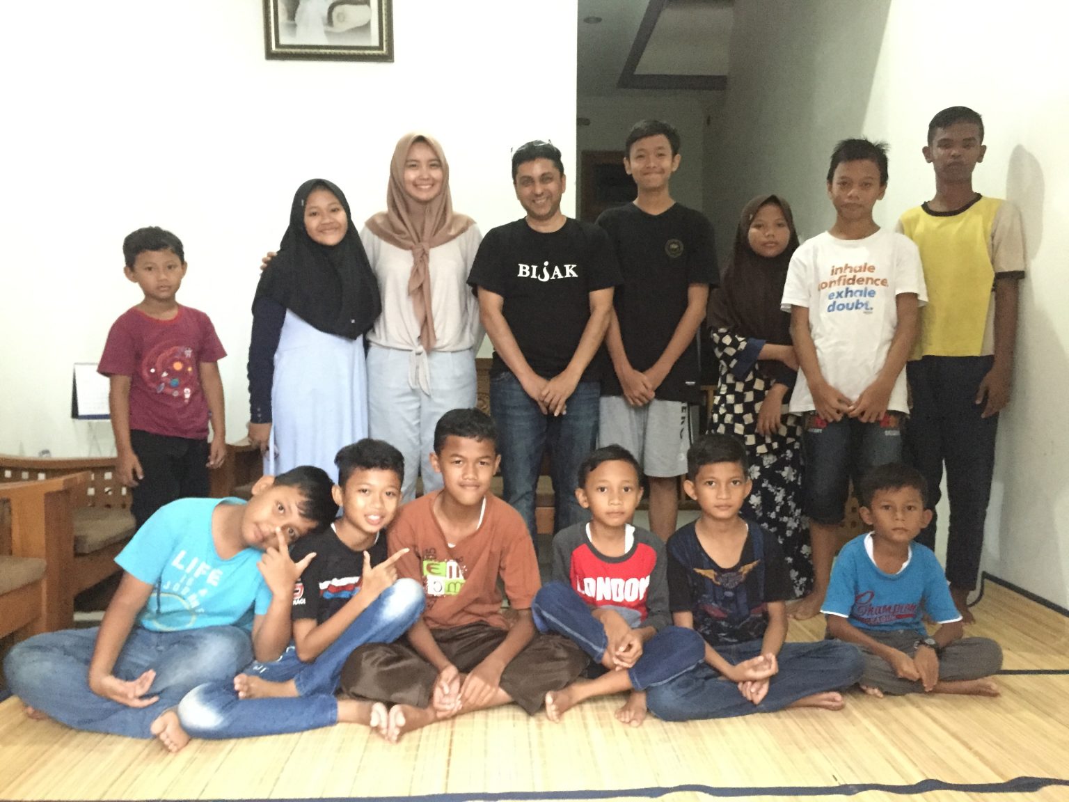 Participants gather for a photo session.